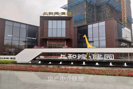 中央花园3楼111平三室精装带储藏室87万可按揭