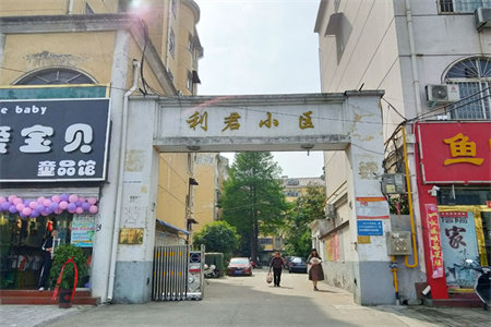 金帝花园3室2厅1卫97/8平四楼50万